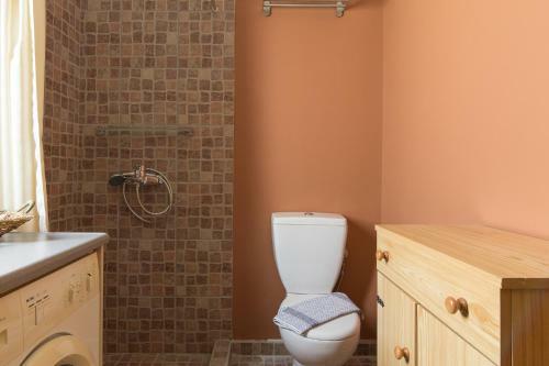 Bright And Spacious Apartment In Varkiza