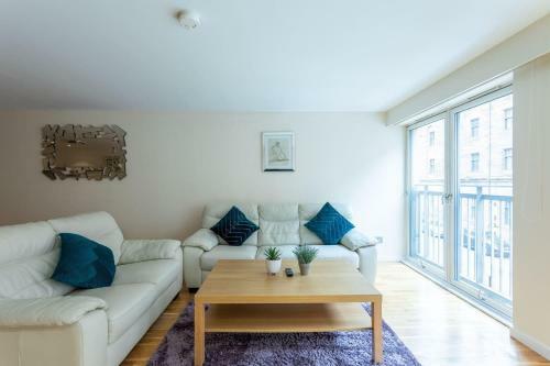 Modern 2-bed Apartment - City Centre - Free Parking