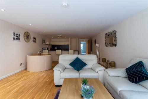 Modern 2-bed Apartment - City Centre - Free Parking