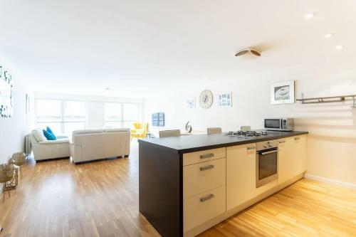Modern 2-bed Apartment - City Centre - Free Parking