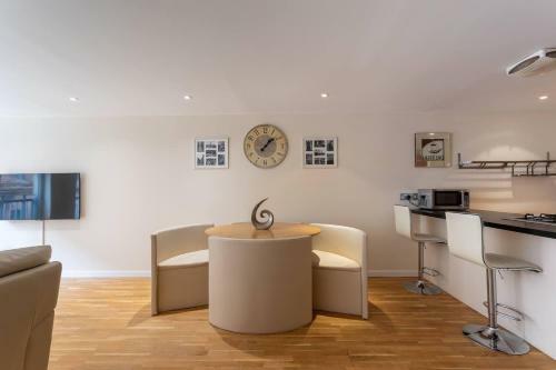 Modern 2-bed Apartment - City Centre - Free Parking