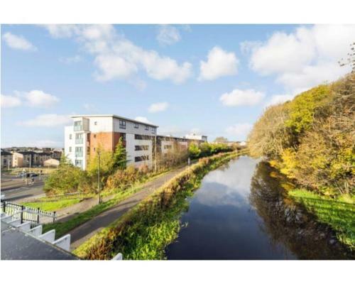 Lovely 2-bed Serviced Apartment With Free Parking