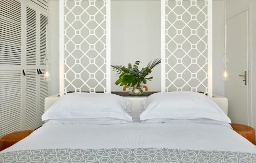 Kamini White I Villa
