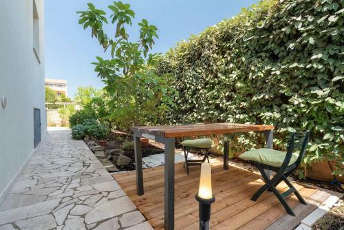 Villa Bali - Charming Seafront Apartment Fertilia
