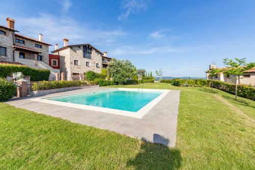 Apartamento Bright Apt With Terrace And Shared Pool