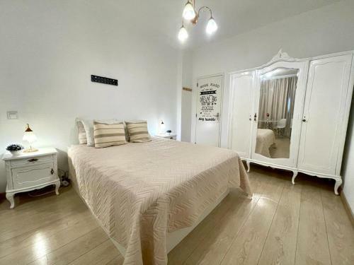 Elegant And Cozy Classic Room