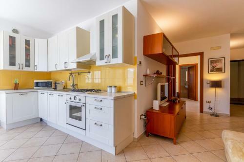 Roomy Apartment With Terrace & Parking