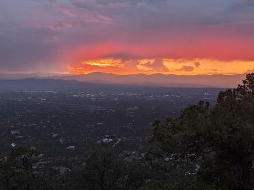 Earthship Retreat + 2 Spas + Incredible Views.