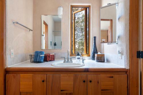 Earthship Retreat + 2 Spas + Incredible Views.