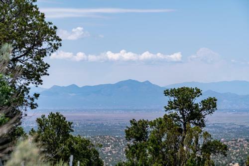 Earthship Retreat + 2 Spas + Incredible Views.