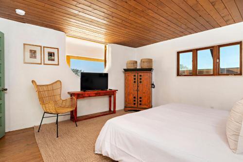 384 Calle Loma Norte