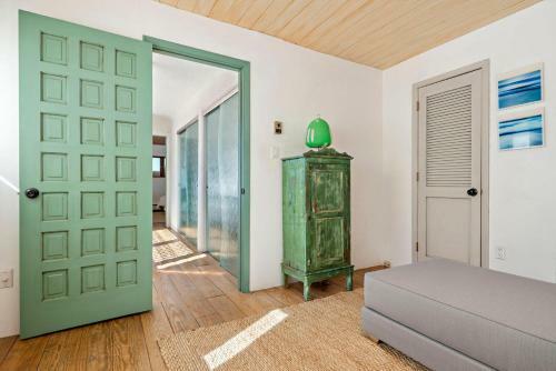 384 Calle Loma Norte