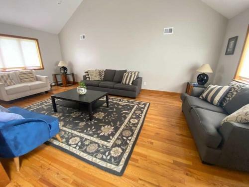 Beautiful 4 Bedroom House With Pool