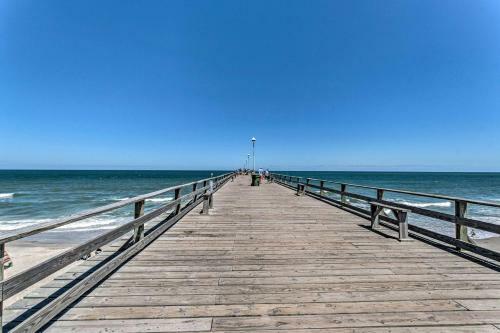 Convenient Kure Beach Townhome With Fire Pit!
