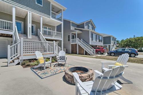 Convenient Kure Beach Townhome With Fire Pit!