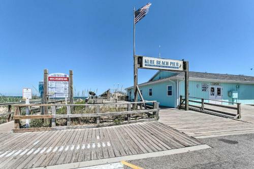 Convenient Kure Beach Townhome With Fire Pit!