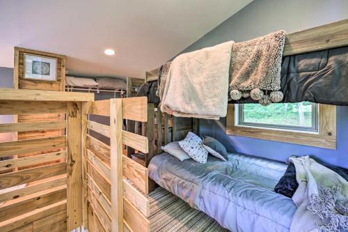 Darling 30-acre Cabin With Fire Pit And Balcony!