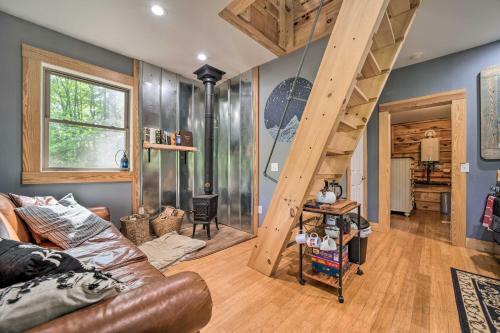 Darling 30-acre Cabin With Fire Pit And Balcony!