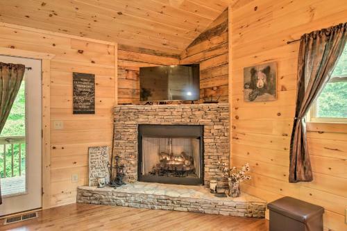 Smoky Mountain Cabin Hideaway With Fire Pit!