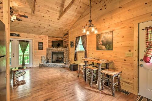 Smoky Mountain Cabin Hideaway With Fire Pit!