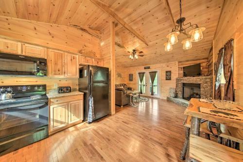 Smoky Mountain Cabin Hideaway With Fire Pit!