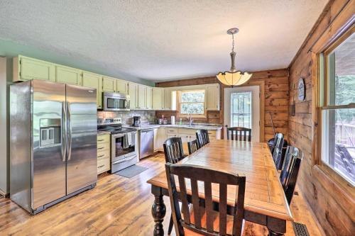 Cozy Newland Cabin With Deck, Fire Pit And Grill!