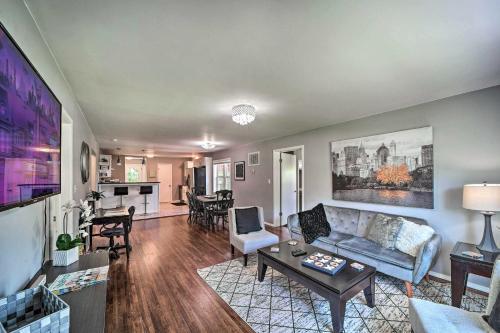 Evolve Airy Central Getaway With Porch And Backyard!