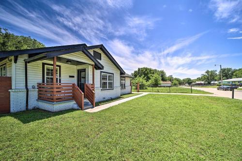 Evolve Airy Central Getaway With Porch And Backyard!
