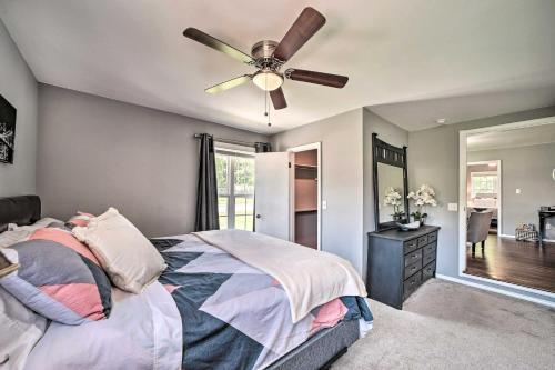 Evolve Airy Central Getaway With Porch And Backyard!