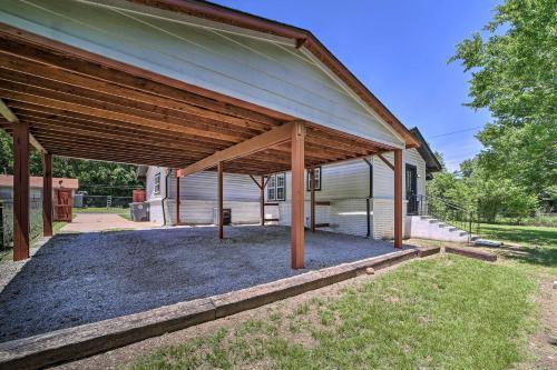 Evolve Airy Central Getaway With Porch And Backyard!