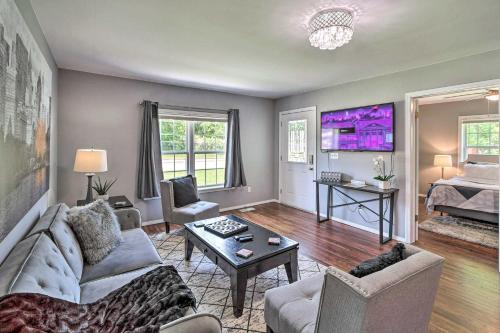 Evolve Airy Central Getaway With Porch And Backyard!