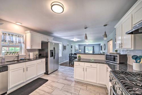 Evolve Airy Central Getaway With Porch And Backyard!
