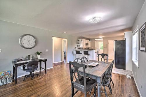 Evolve Airy Central Getaway With Porch And Backyard!