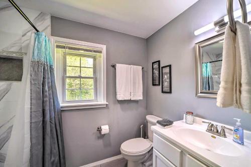 Evolve Airy Central Getaway With Porch And Backyard!