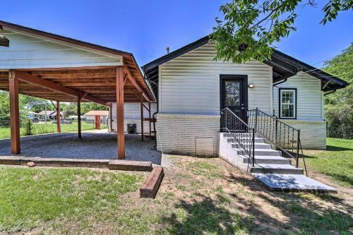 Evolve Airy Central Getaway With Porch And Backyard!