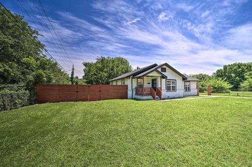 Evolve Airy Central Getaway With Porch And Backyard!