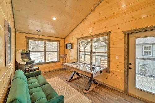 Sevierville Home With Deck - Hike, Dine, Relax!