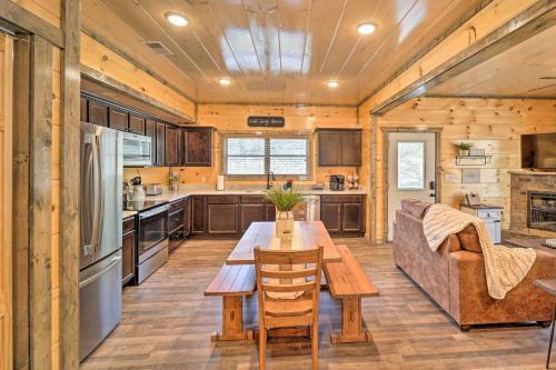Sevierville Home With Deck - Hike, Dine, Relax!