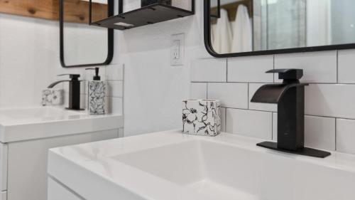 Dove Creek Casa *sleeps 14*