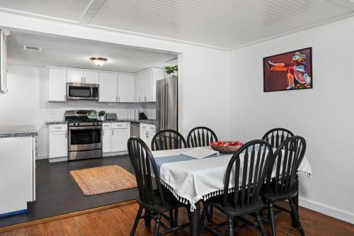 Entire House, 5 Minutes From Downtown