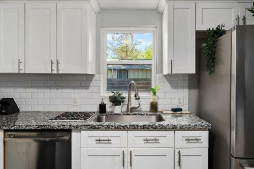 Entire House, 5 Minutes From Downtown