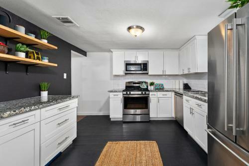 Entire House, 5 Minutes From Downtown