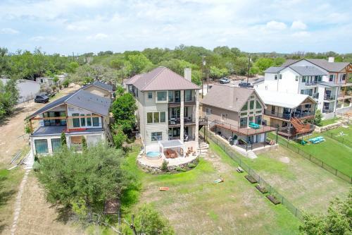 Luxury Lakefront Home-private Dock - Dipping Pool!