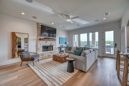 Luxury Lakefront Home-private Dock - Dipping Pool!