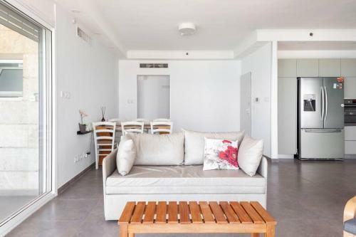 Stunning Sew View 3 Br Apartment Iconic Tower
