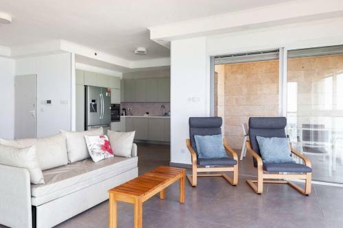 Stunning Sew View 3 Br Apartment Iconic Tower