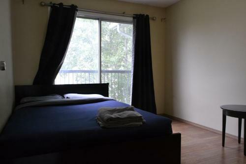 Apartamento 3-bedroom Half Duplex Main Floor Suite