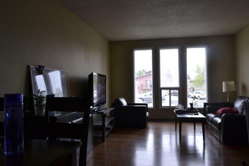 Apartamento 3-bedroom Half Duplex Main Floor Suite