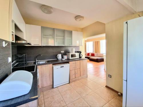 Sunny View - Seaside Apartment With Garage