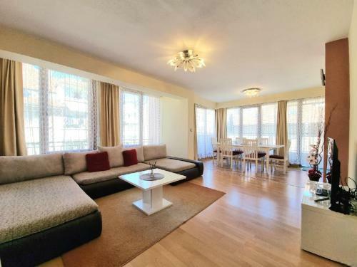 Sunny View - Seaside Apartment With Garage